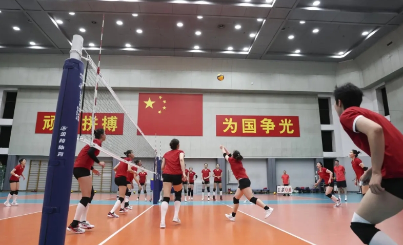 什么是女排“打整体”?张籽萱给出了答案
杨昊说的“打整体”我想主要指的是整体进攻