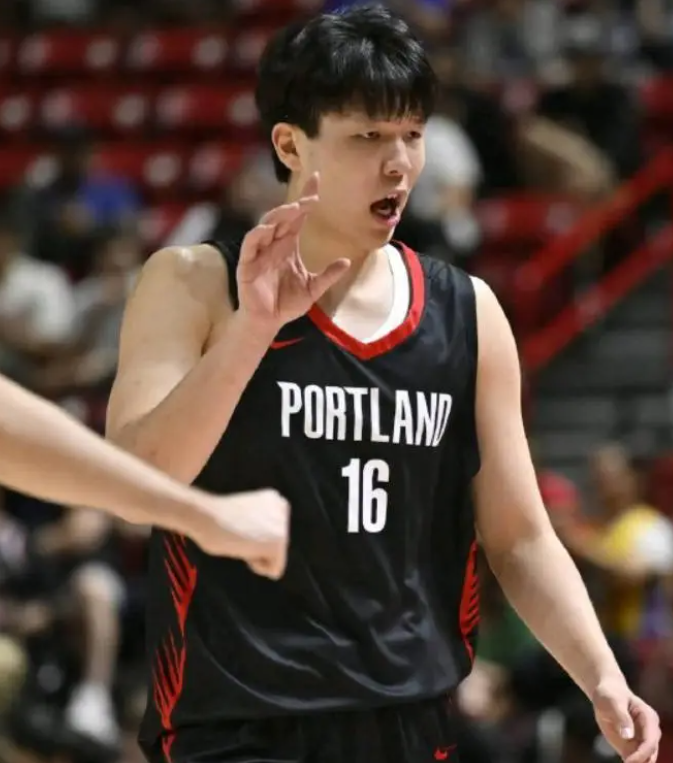 杨瀚森半场8分2板3盖帽，两记三分！

半场结束，开拓者43-34鹈鹕。杨瀚森出