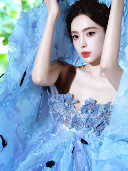 古力娜扎身着梦幻蓝纱裙，吊带设计展露精致锁骨与优美肩线，胸前繁花点缀凸显曲线，蓬