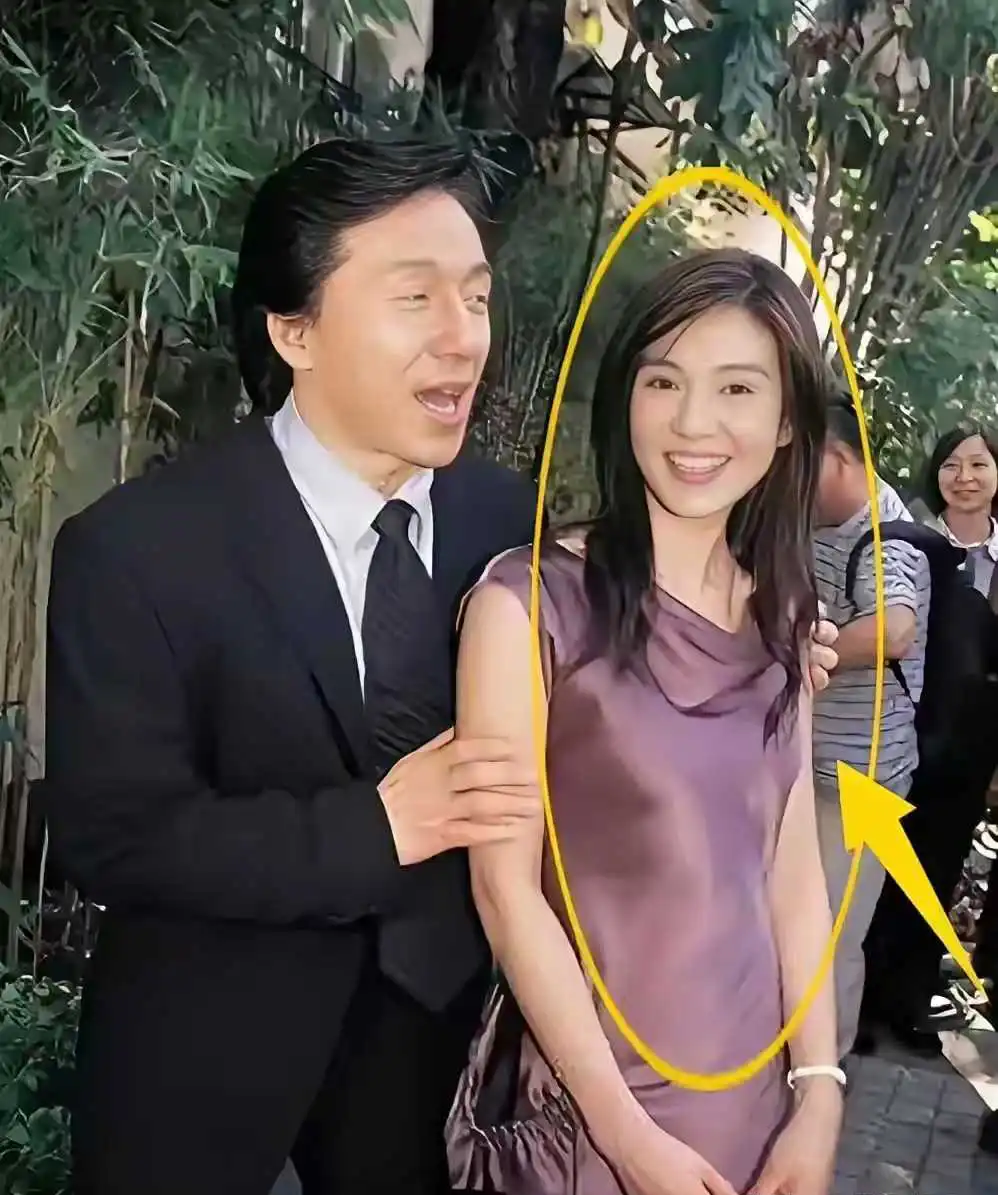 年轻时候的成龙还是很帅的，旁边的小姐姐也很漂亮。
