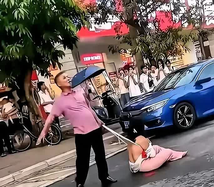一女子嫌弃丈夫又老又丑而找外遇，被
当街抓包游行，丢尽脸面

我就说，这丈