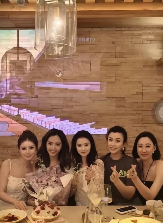 马筱梅与闺蜜开心相聚！  

有爆料称：“马筱梅藏的住事！  

听说汪小菲暂时