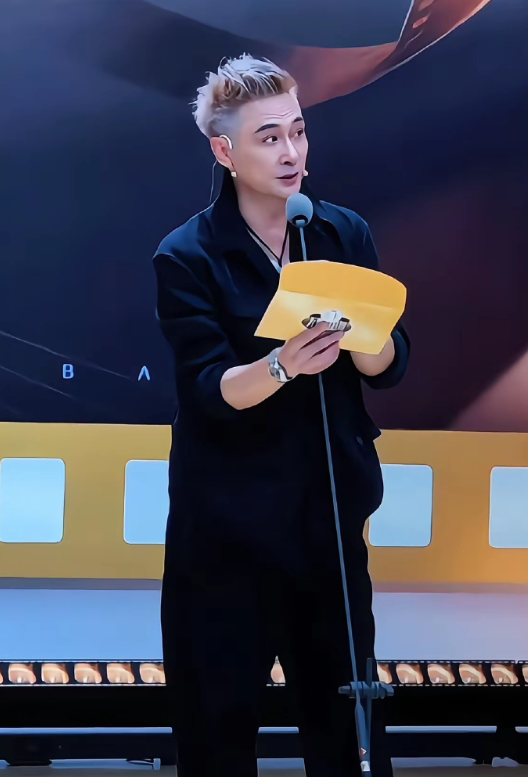 吴镇宇63岁？果然是袁咏仪看上的的人
“法拉利老了还是法拉利”的含金量还要上升。