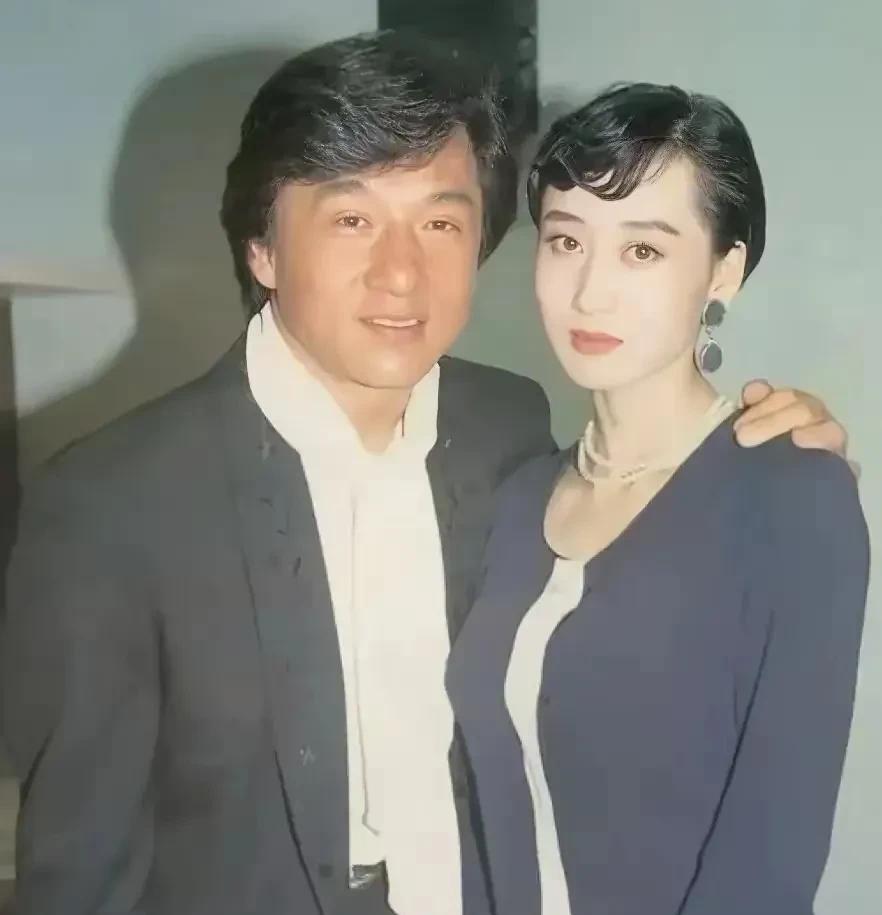 成龙大哥在年轻的时候，还是非常有魅力的，虽然她的身材不是很高大，但是人长得很结实