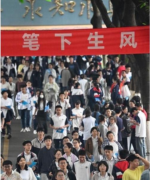 河南高考新鲜出炉，本科达线人数不到44万，达线率不足33%，甚至还不如2022年