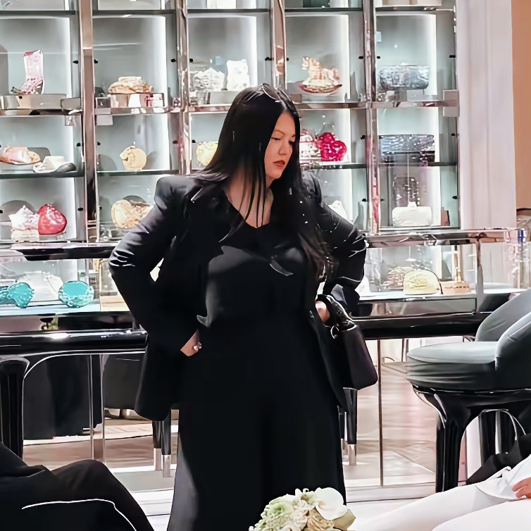 网友锐评李湘近照：她的代表作，是不是只剩“富婆”了？

前几天刷到她的近照，真的