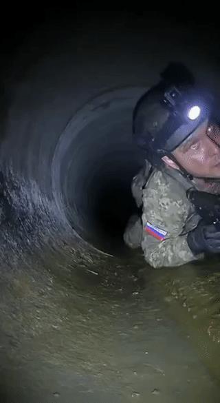 一名俄军士兵为了躲避乌军无人机竟然藏到了地下管道里？
结果一头野猪突然从他身后窜