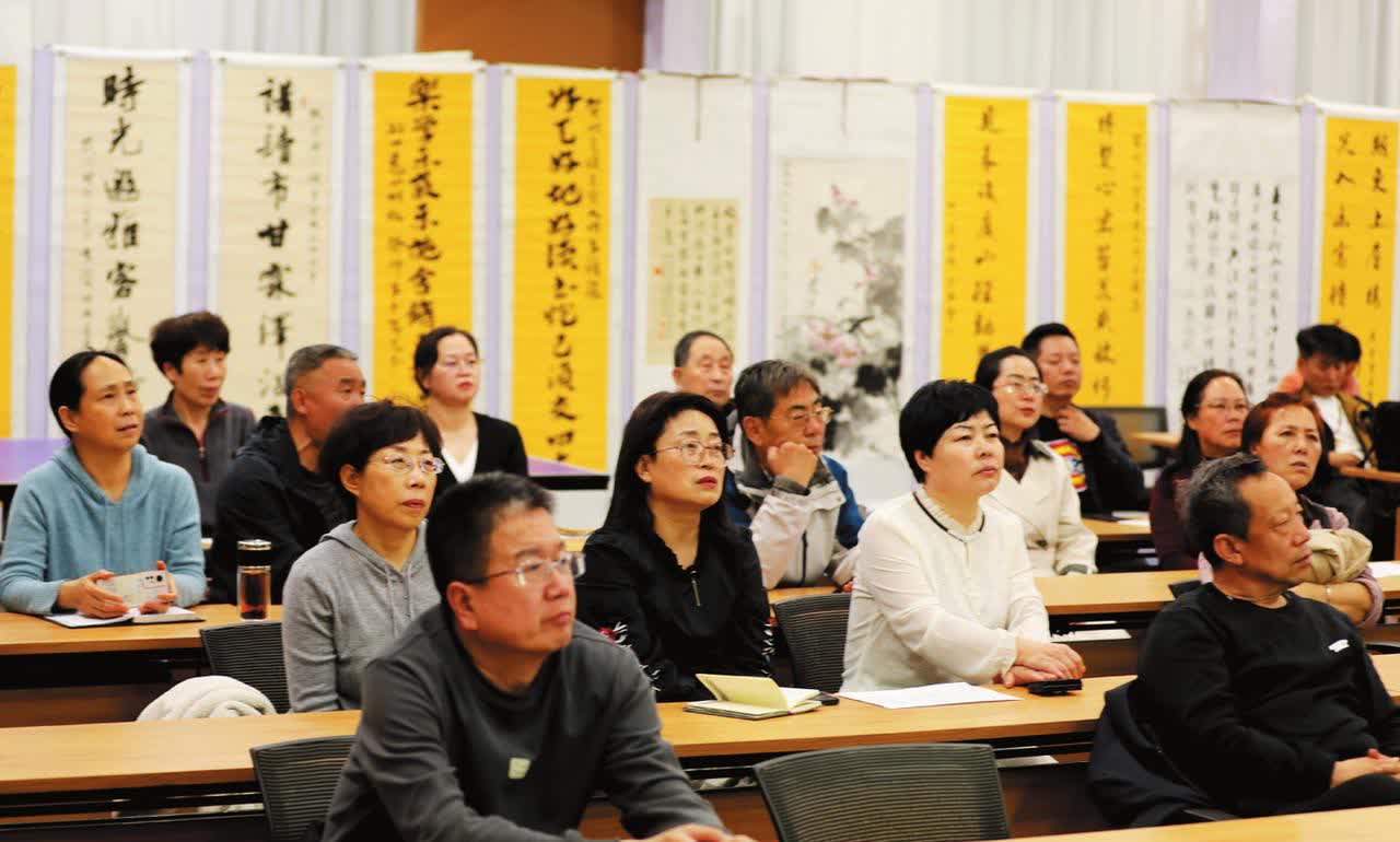 【读书会点亮全民阅读之光】
3月22日晚，原平市范亭文体广场图书馆一楼报告厅内