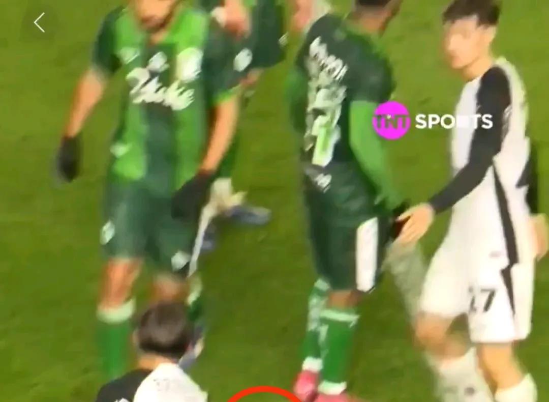 鲁莽会传染？巴西也有王大雷
巴西科林蒂安的罗梅罗，替补出场5分钟后，染红下场，失