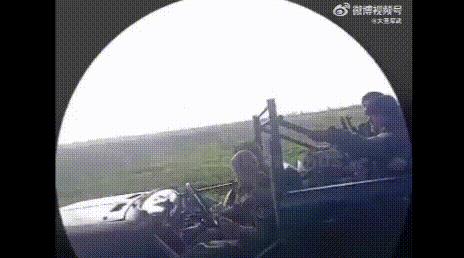 这是俄军士兵驾驶一辆不知名的破旧车辆，有点像皮卡车，第一次点火失败了，点了好几次