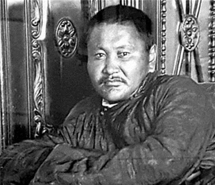 1935年，蒙古总理当众给了斯大林一记耳光，又抢过他最爱的烟斗摔碎，这位蒙古总理