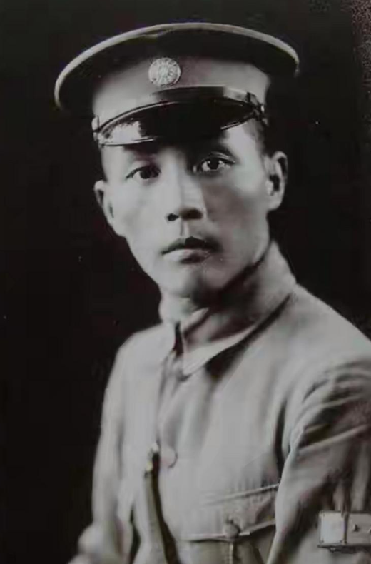 1933年，被派去江西前线围剿红军的钱大钧在火车上偶然碰见陈赓，在一番交谈后，却