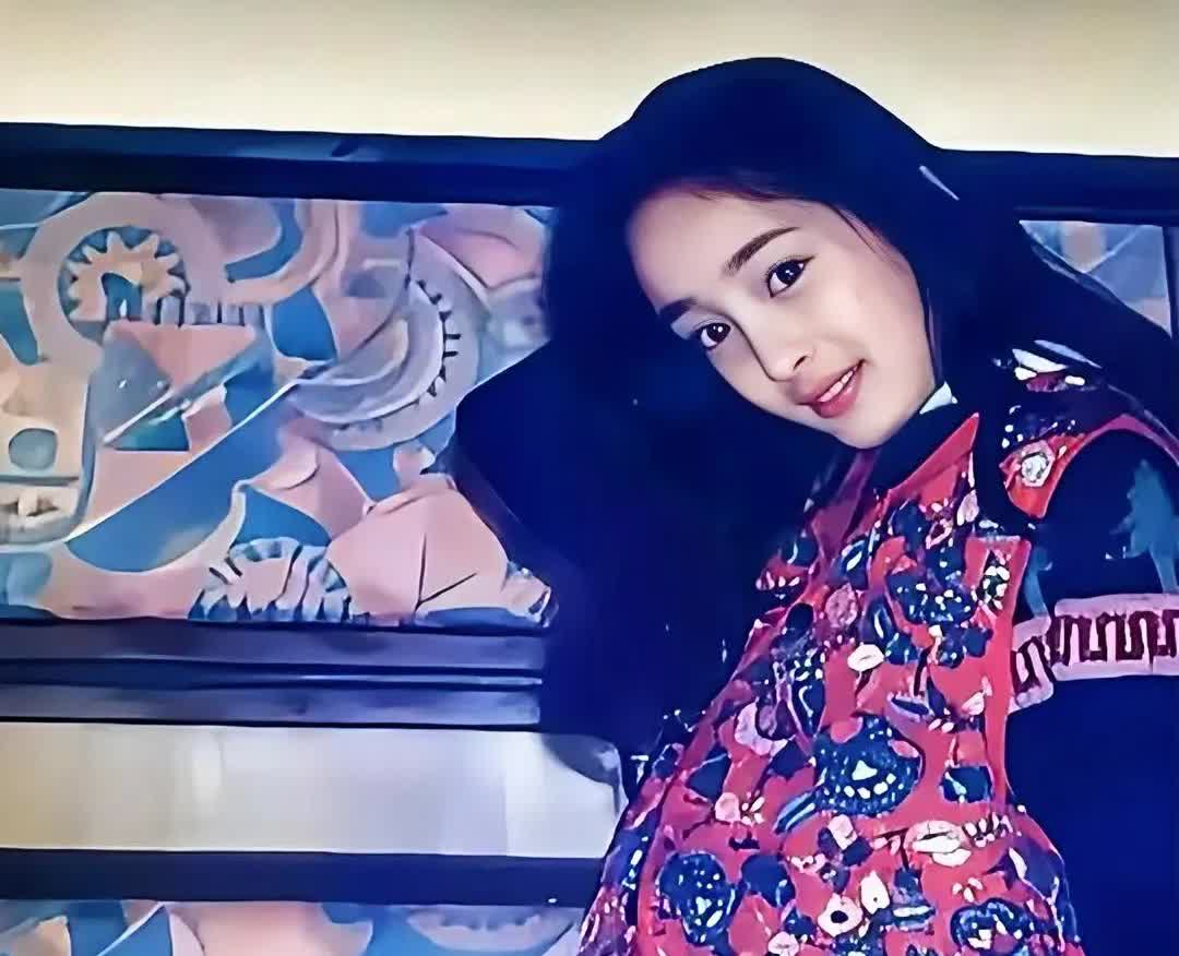 1996年十岁的杨幂是这个样子的。