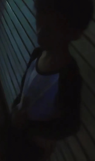 发现一个男孩蜷缩在人家卷帘门门口睡觉，现在看到丢失小孩子都觉得像莆田孩子，幸好捉