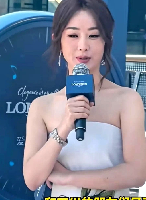 第一次对赵丽颖的美貌有了实感！

赵丽颖去成都参加活动，36度的高温，并没有让她