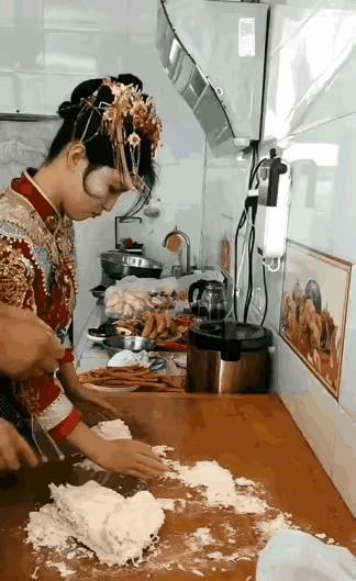 果真是世界之大，无奇不有！婚礼当天，新郎新娘居然还得去厨房帮忙和面做美食！

