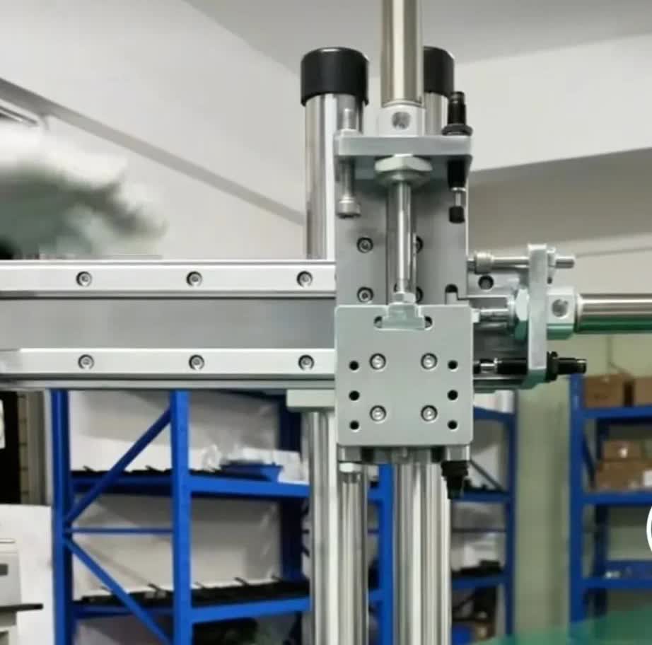 不得不说这种气缸模组做得很精致。上下左右气缸驱动。限位与缓冲很简洁。模块化设计，