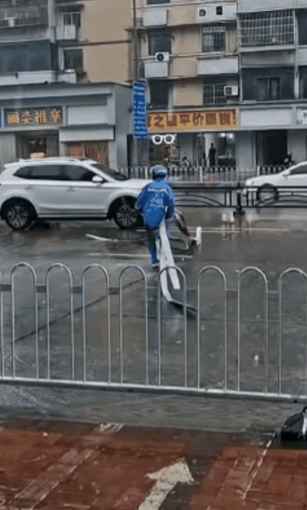 这位外卖小哥火了！近日，湖北宜昌，雨天，一外卖小哥骑车送餐途中，突然发现路中有障