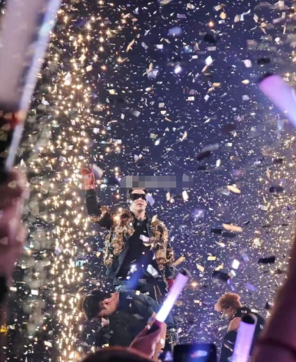 潘玮柏的演唱会能让人嗨到飞起，也能让人泪流满面，蹦迪时的热汗与情歌时的热泪，都是