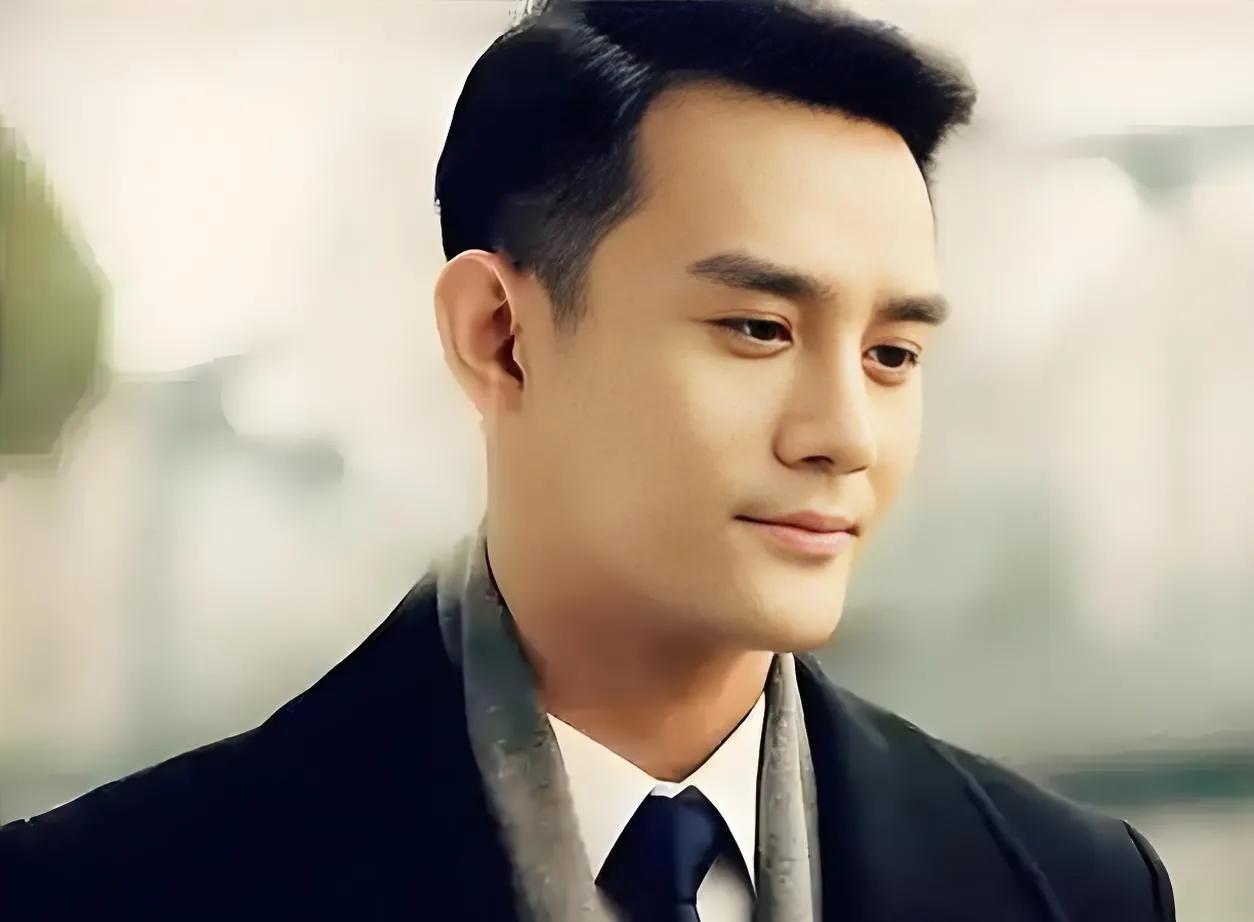 #王凯# 王凯身上，有着两个令人颇感疑惑的特质。当年，凭借《琅琊榜》中靖王与《伪
