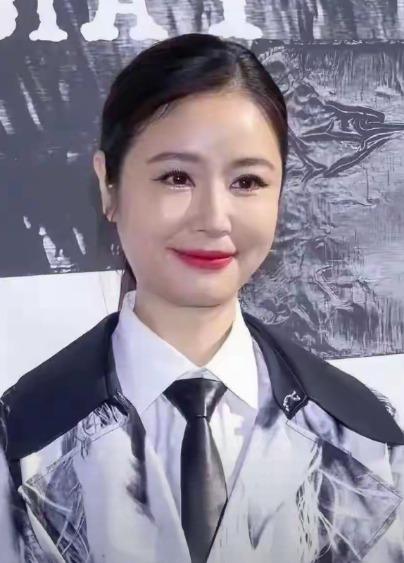 49岁林心如，怎么成这样了？
心如姐姐满脸胶原蛋白啊，以前的林心如那么好看漂亮，