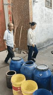 这女孩，甭管是女儿还是儿媳，绝对是个聪明的女人。本来需要一个三轮车才能拉完的任务