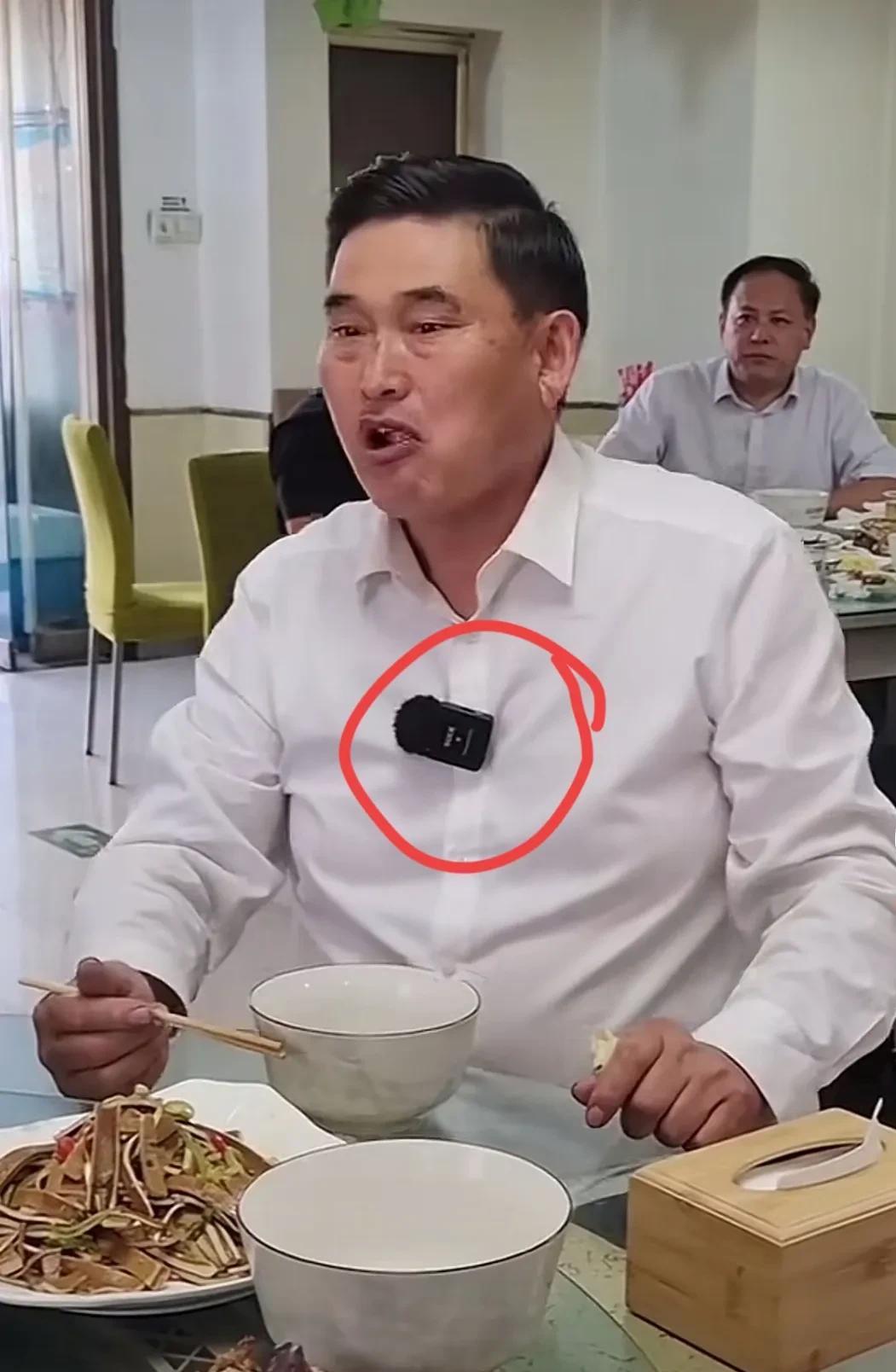 大家猜一猜，大衣哥朱之文吃饭的时候，胸前黑色的东西是什么？
戴这个东西有啥用啊？
