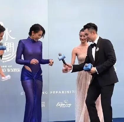 胡杏儿这身材
真不像已经生了
三个宝宝的妈妈
蓝色也很适应她
奇就奇在这两块留白
