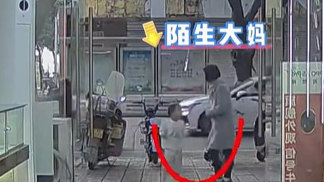 30秒生死博弈：3岁男童躺地自救，撕开儿童安全最痛伤疤