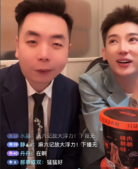 今天店长和乐乐都去杭州店了啊
好多姨姨们还以为他们今天在北京广营店呢，因为今天这
