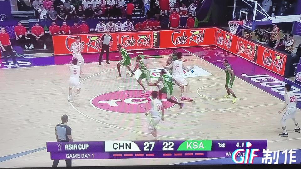 朱俊龙的底角空位3分命中率是很高的，中国队第一次进攻，胡明轩忽视了他来单干，效果