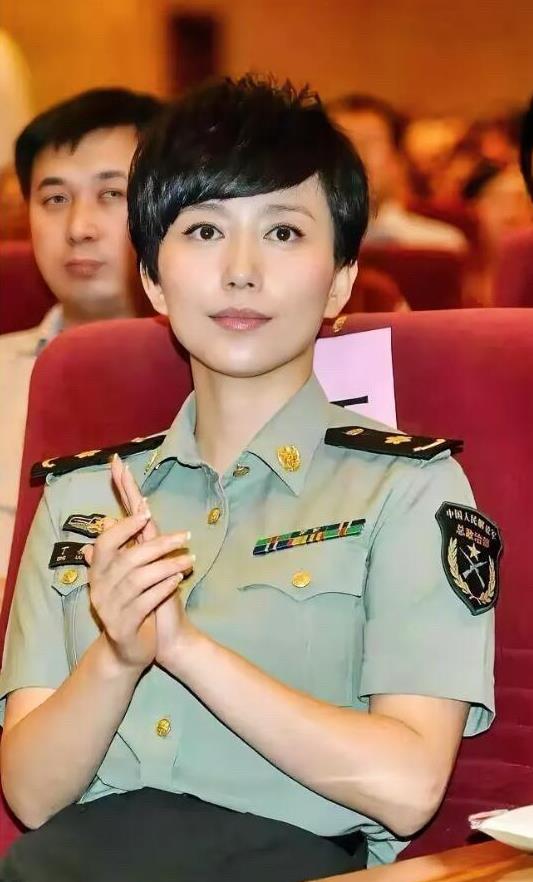这位女演员好美，长得有点像央视主持人劳春燕，但她比劳春燕有气质。不矫揉造作的，有