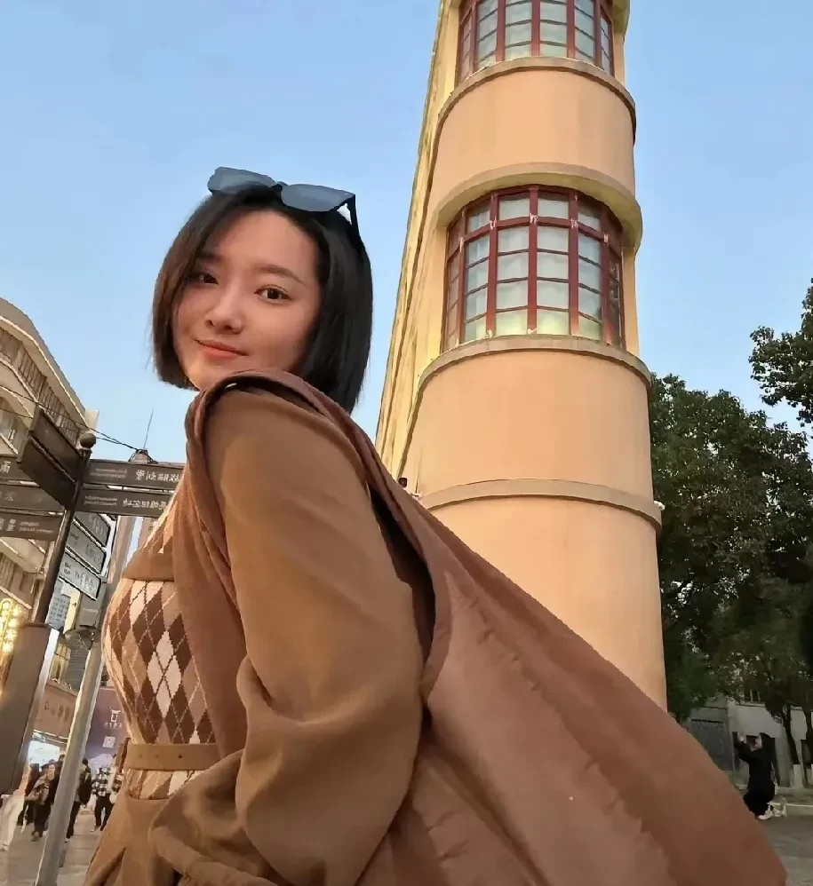 我有预感，
三亚女子被蛇咬后，
很可能带火一个行业，那就是
保险的旅游意外险。