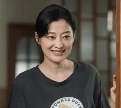 生产和卖大T恤的厂家商家都哭了！
看了《我的后半生》，梅婷的憔悴模样让很多女性破