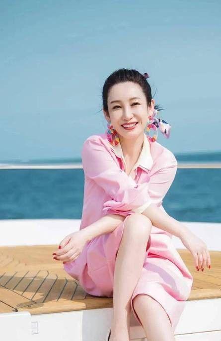 演员秦海璐说：“ 我们学校操场250平米，每天操场上都挤满了数不清的男生。
这些
