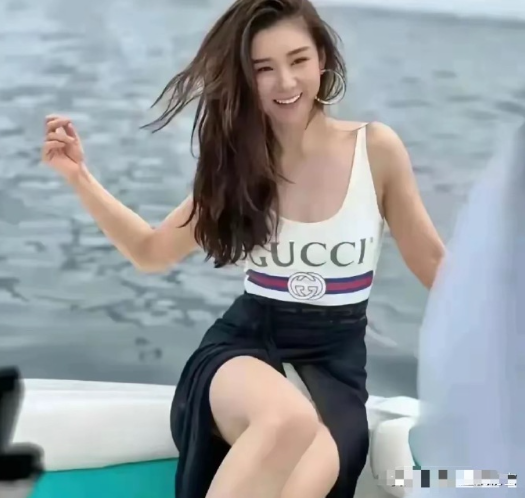李小萌真是人间尤物，被西北锤王王雷宠成18岁的小公主。 ​​​
