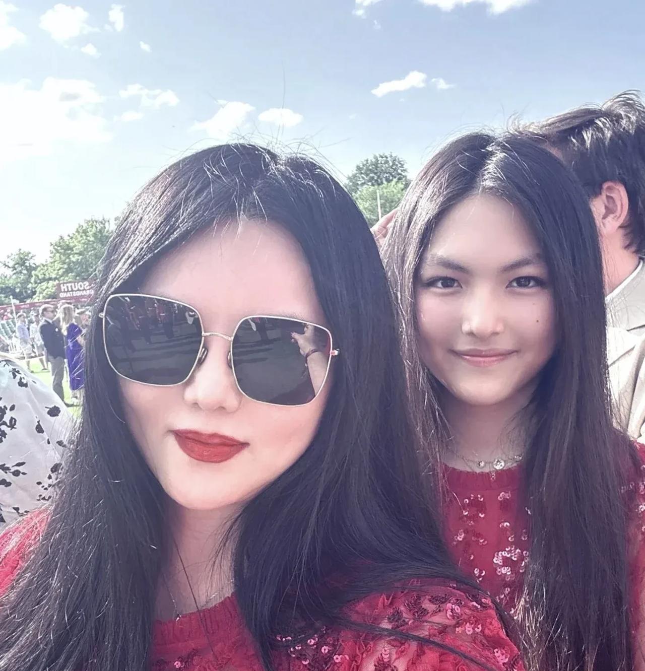 李湘母女俩有人喜欢，也有人不喜欢，但不也不耽误人家过得幸福美满。
而有网友评论说