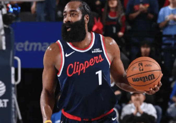 NBA常规赛快船vs老鹰的比赛已经结束，快船主场102-105不敌老鹰。
全场比