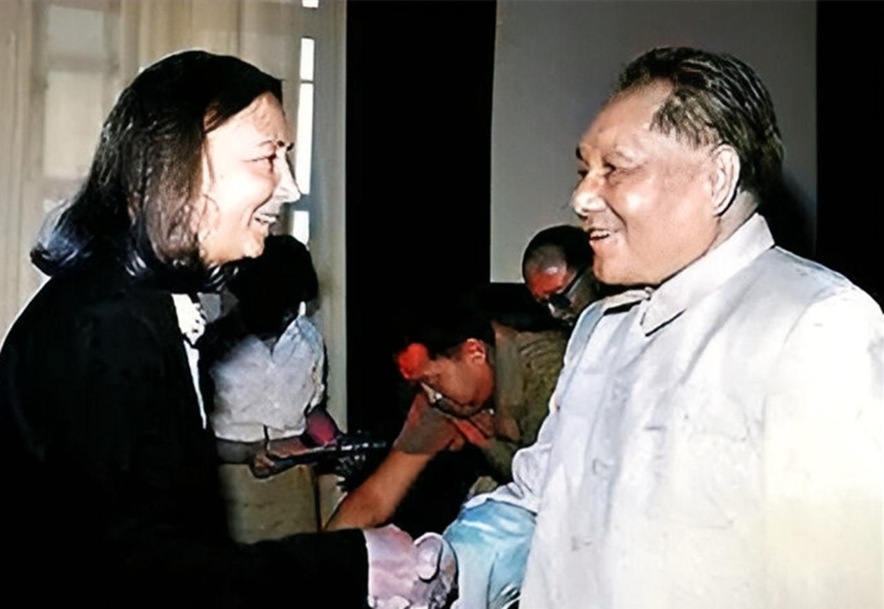 1980年，外媒记者故意刁难邓小平：“邓先生，像您这样能力和才华都如此出众的人，