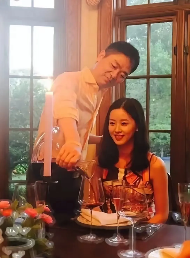 刘强东和奶茶妹最近又嗮了一张合照，看着恩爱，实为摆拍，各怀各的心思。强哥的美国绯