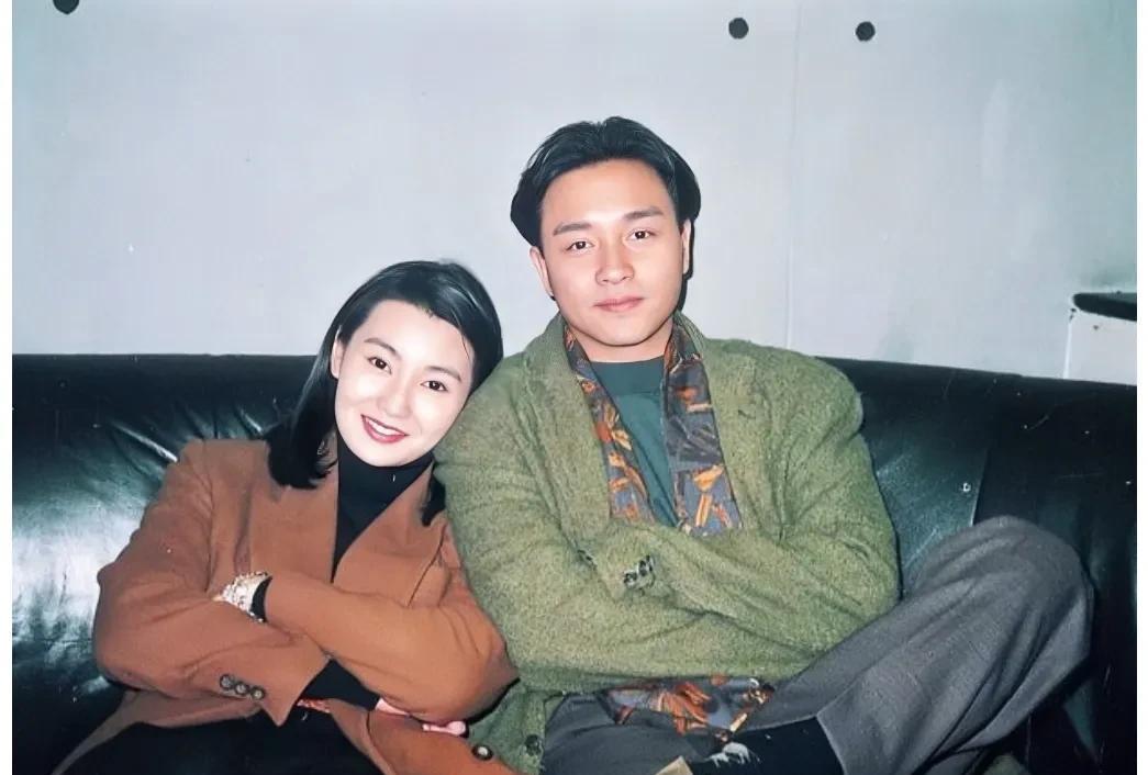 这张照片展现出了张曼玉和张国荣上世纪九十年代坐在沙发上的情景，张曼玉倚在哥哥张国