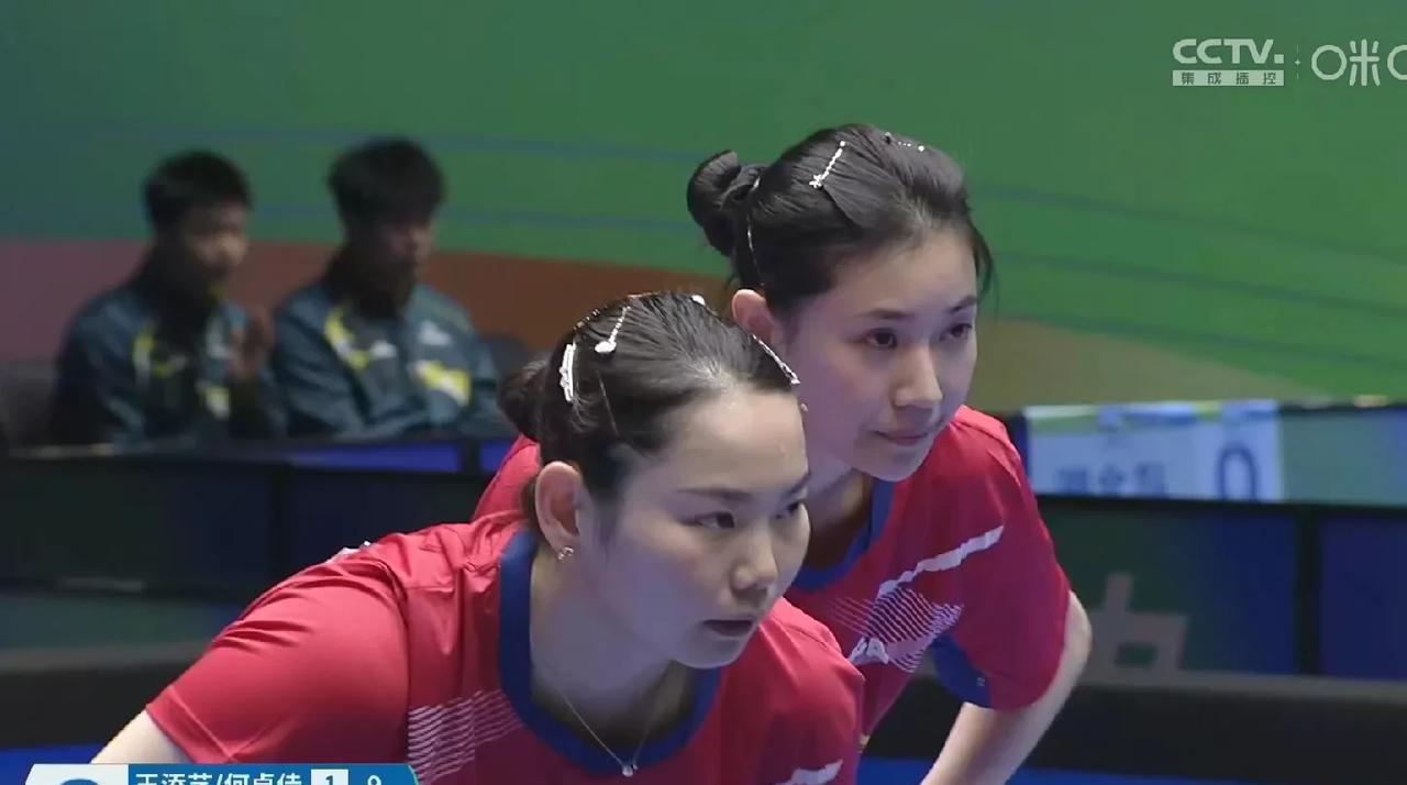 河北女双颜值好高，王添艺妥妥小美女。
何卓佳和王添艺就是一道靓丽的风景线，弹幕说