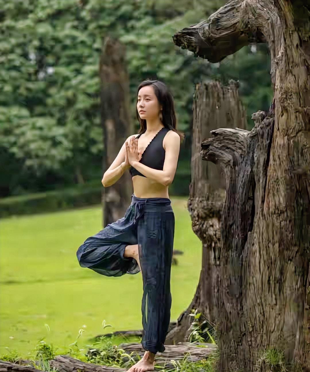 吕一，光脚站在木头上练瑜伽，真是心旷神怡