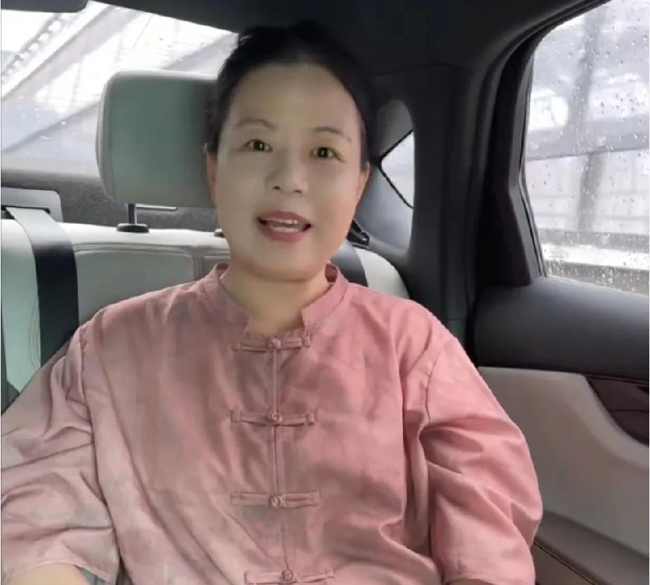 要开会了，据说群里的人都哭了，早知今日何必当初！
柴桑大姐直播关于六子的会大姐在