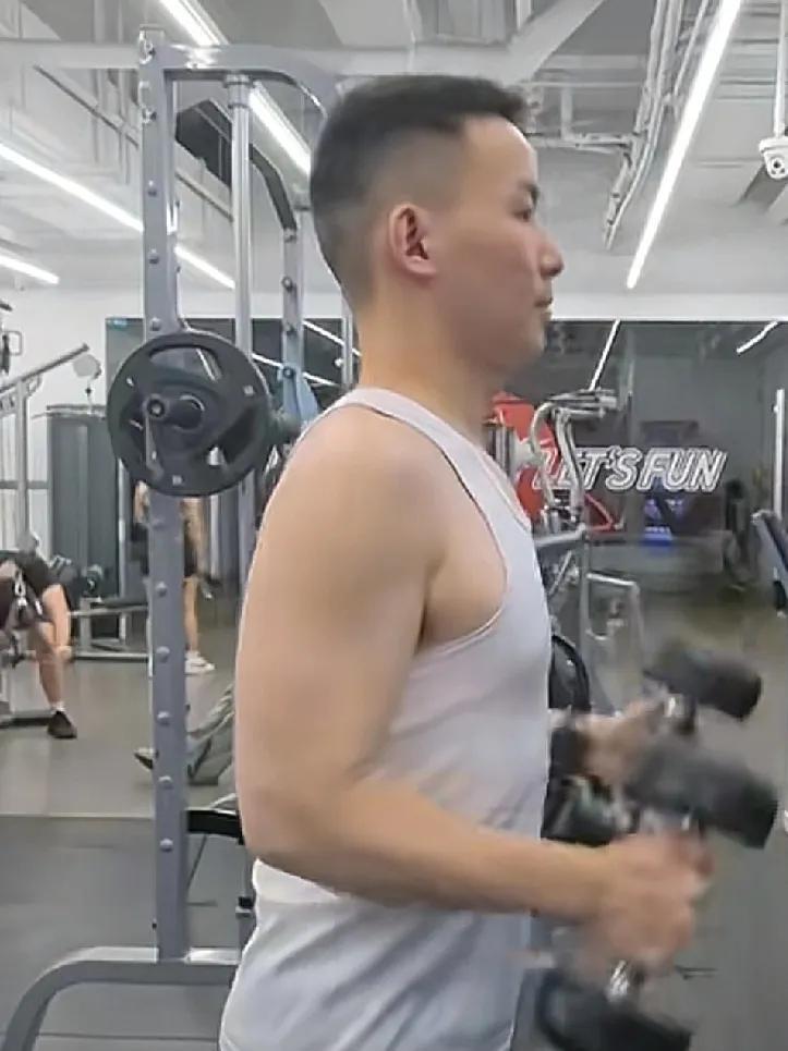接下来谢岳会如何抉择？
带货的事情得缓一缓了，现在谢岳的形象已经糊了甚至可能会彻