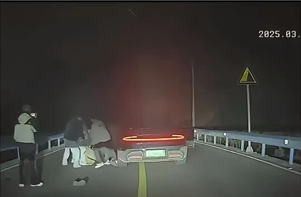 这剧情比电影还抓马，路上开车真不能上头啊！
好在类似事件里警方处理及时，法律面前