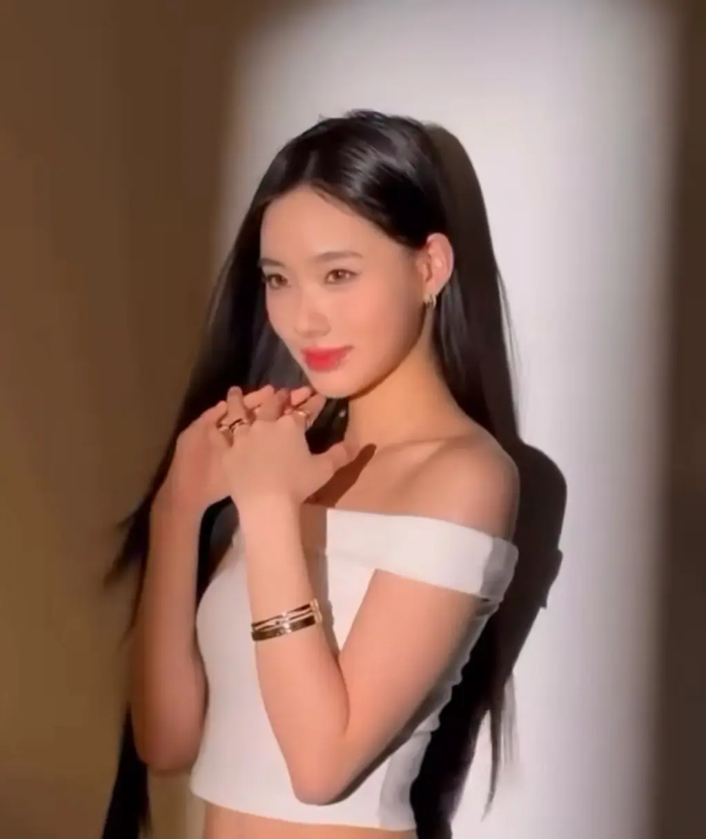 小S二女儿许韶恩复工了，你觉得她好看吗？