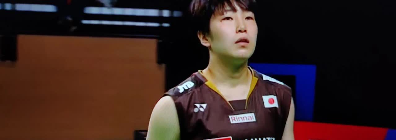 韩国羽毛球公开赛女单半决赛，山口茜对阵印尼新星瓦尔达尼。
    第一局，山口