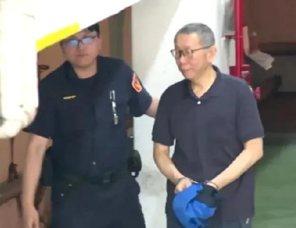 柯P这一家人只会卖惨，当初的趾高气扬呢！
而其妻陈佩琪也配合着在脸书博可怜，什么