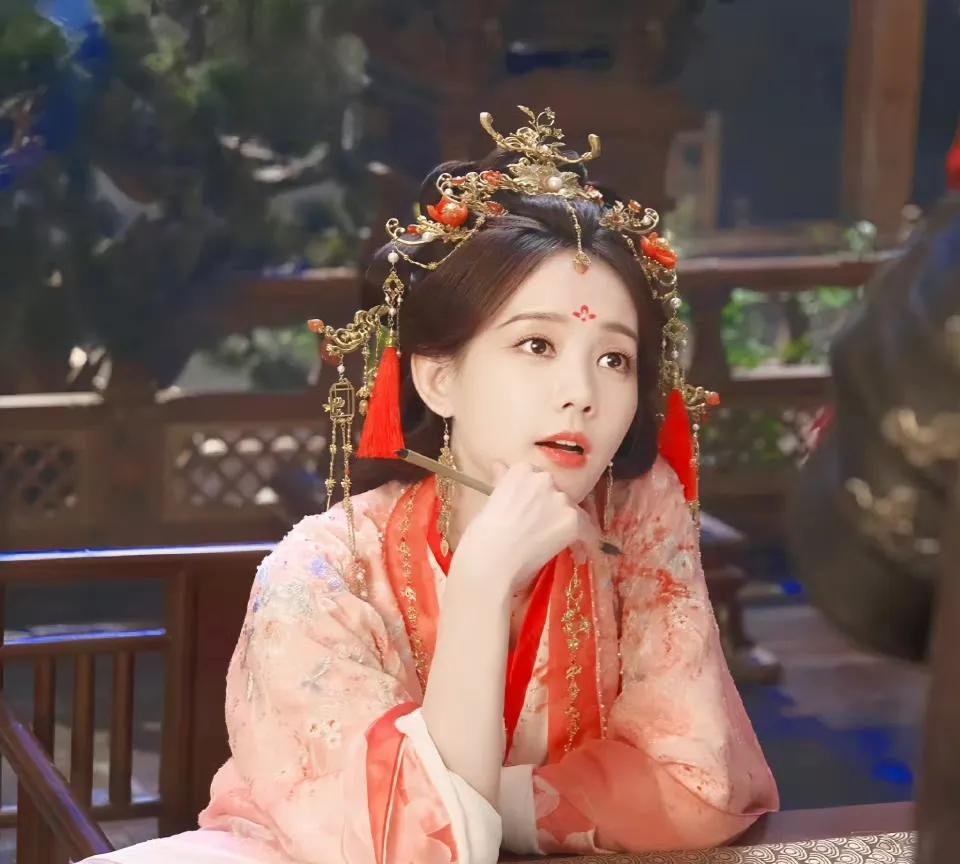 有的女孩子天生就是没有火的命吗
就拿女演员李一桐来说，
2016年作为著名编剧于